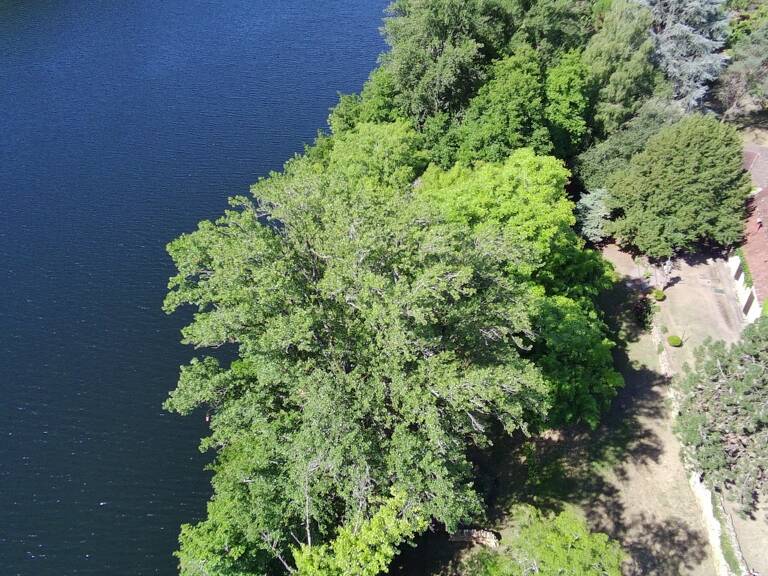 Située dans un cadre exceptionnel proche de la Dordogne, Propriété comprenant une Maison en pierre + gîte T3 + dépendances, le tout sur 9 796 m² — photo 1