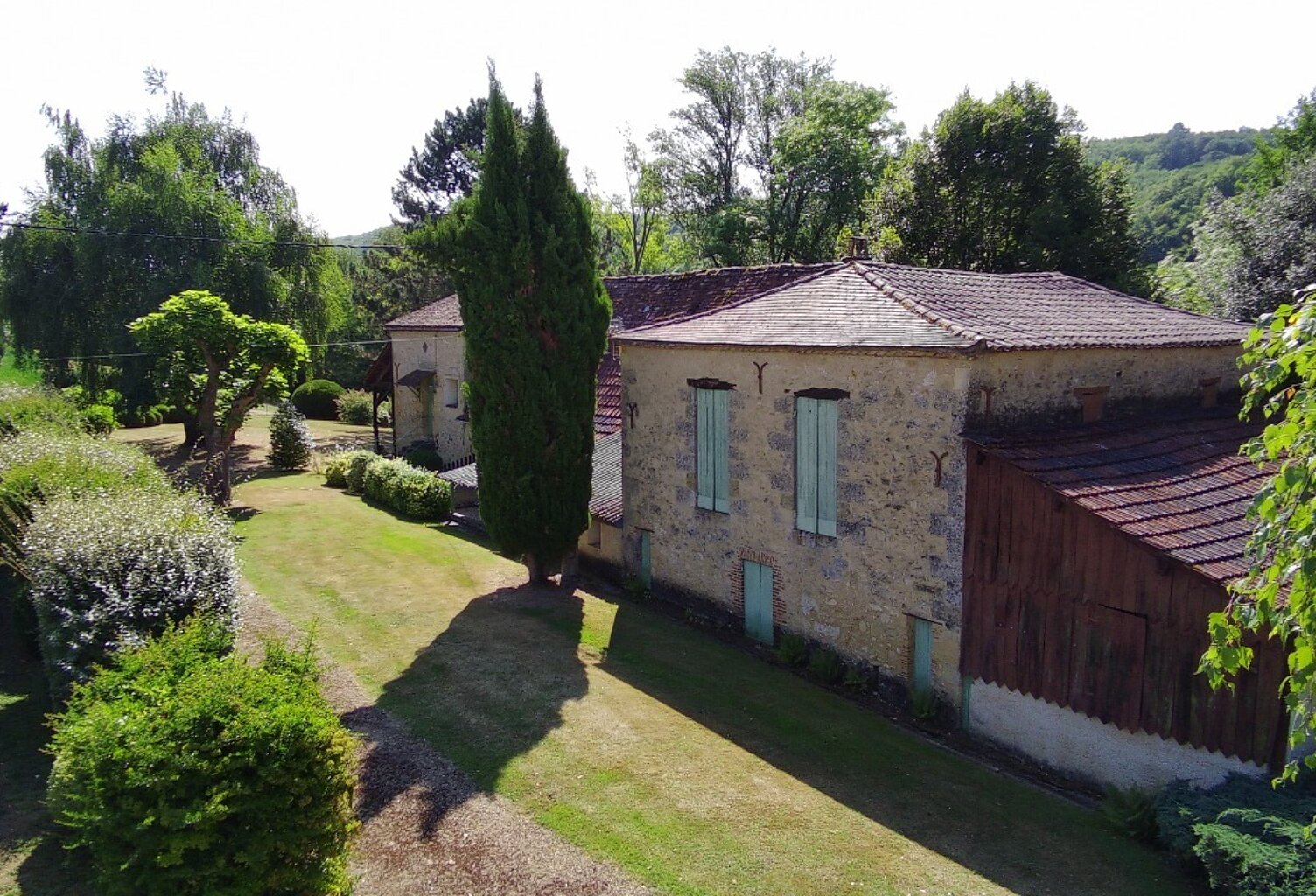 Située dans un cadre exceptionnel proche de la Dordogne, Propriété comprenant une Maison en pierre + gîte T3 + dépendances, le tout sur 9 796 m² — photo 1
