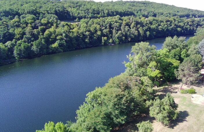 Située dans un cadre exceptionnel proche de la Dordogne, Propriété comprenant une Maison en pierre + gîte T3 + dépendances, le tout sur 9 796 m² — photo 2