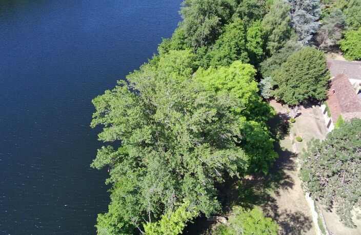 Située dans un cadre exceptionnel proche de la Dordogne, Propriété comprenant une Maison en pierre + gîte T3 + dépendances, le tout sur 9 796 m² — photo 3