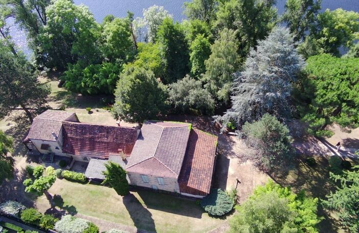 Située dans un cadre exceptionnel proche de la Dordogne, Propriété comprenant une Maison en pierre + gîte T3 + dépendances, le tout sur 9 796 m² — photo 4