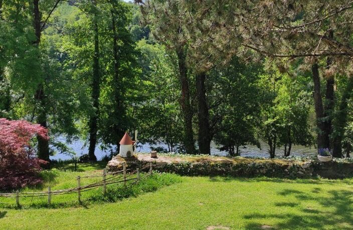Située dans un cadre exceptionnel proche de la Dordogne, Propriété comprenant une Maison en pierre + gîte T3 + dépendances, le tout sur 9 796 m² — photo 5