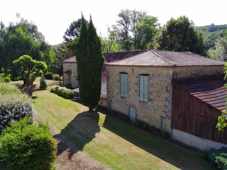 Située dans un cadre exceptionnel proche de la Dordogne, Propriété comprenant une Maison en pierre + gîte T3 + dépendances, le tout sur 9 796 m² — photo 1