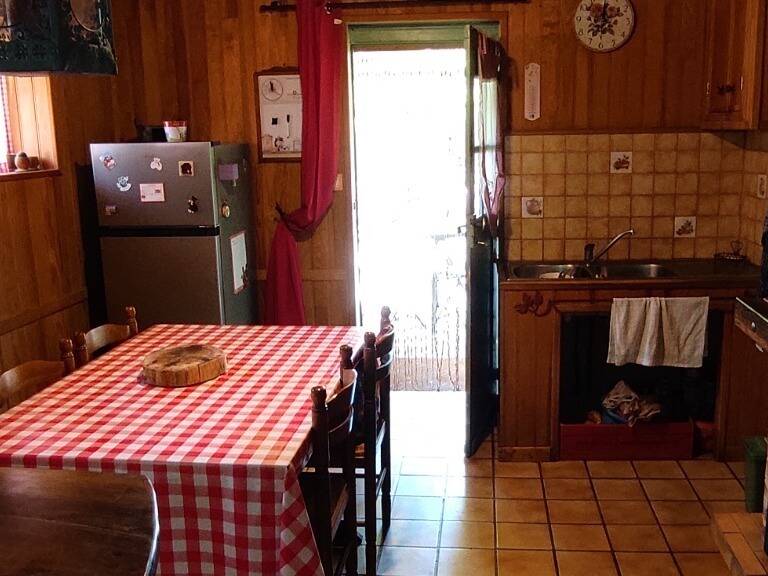 Située dans un cadre exceptionnel proche de la Dordogne, Propriété comprenant une Maison en pierre + gîte T3 + dépendances, le tout sur 9 796 m² — photo 1