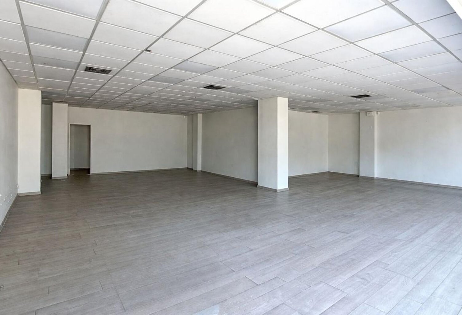 Local commercial 130 m² avec forte visibilité — photo 1