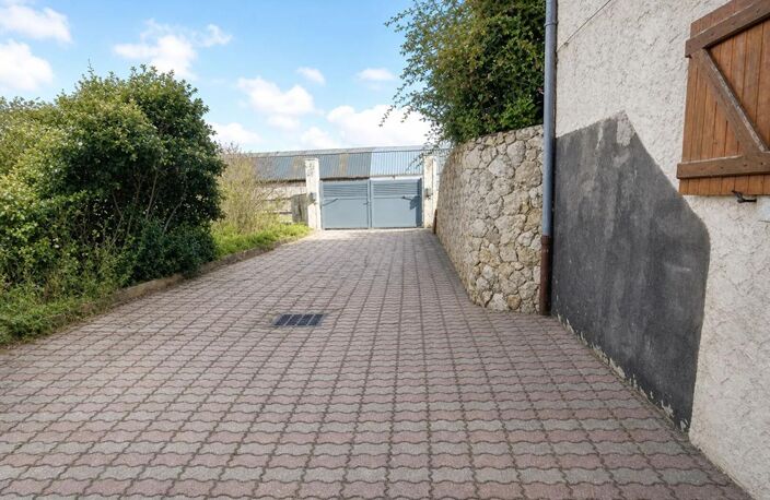 Proche La Bazoche Gouet, pavillon de belle qualité sur terrain très bien arboré — photo 3