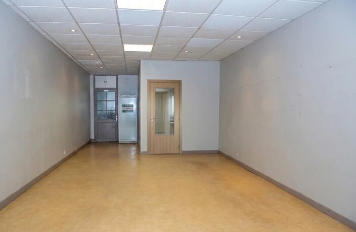 Neuvy sur Barangeon - Centre -Ville : Immeuble commercial — photo 3