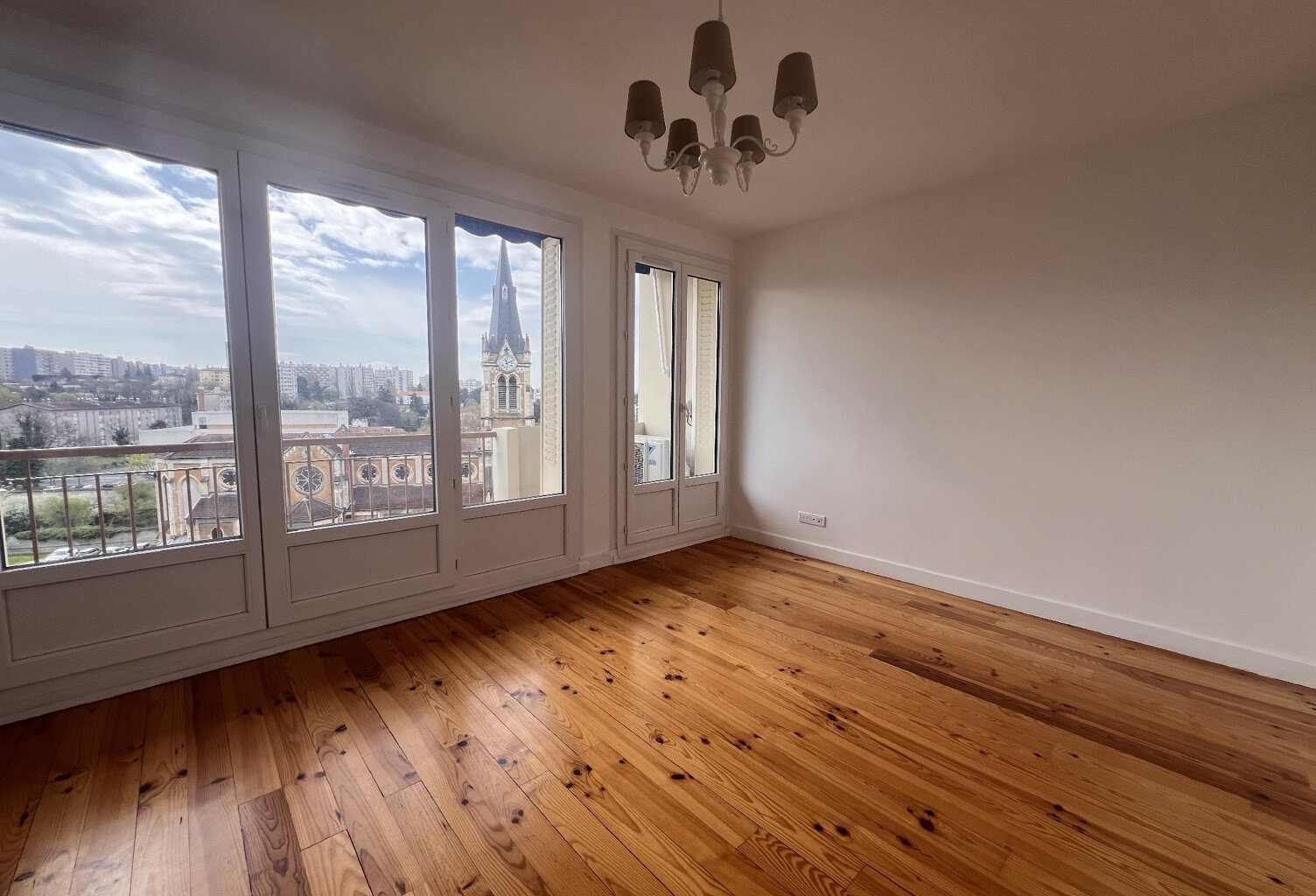 À Caluire-Et-Cuire (69), grand appartement avec balcon à ven — photo 1