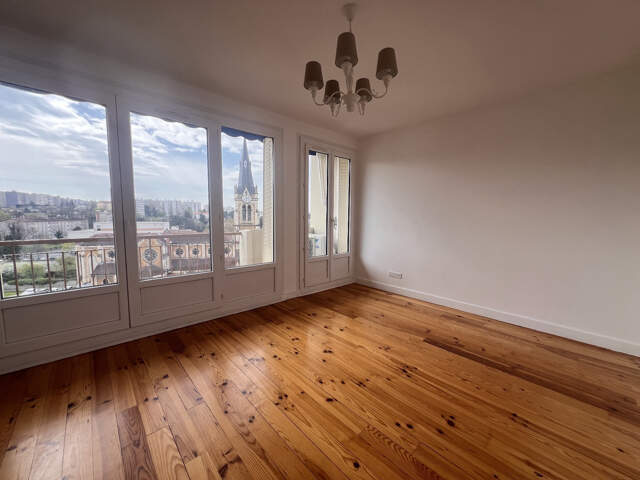 À Caluire-Et-Cuire (69), grand appartement avec balcon à ven — photo du bien