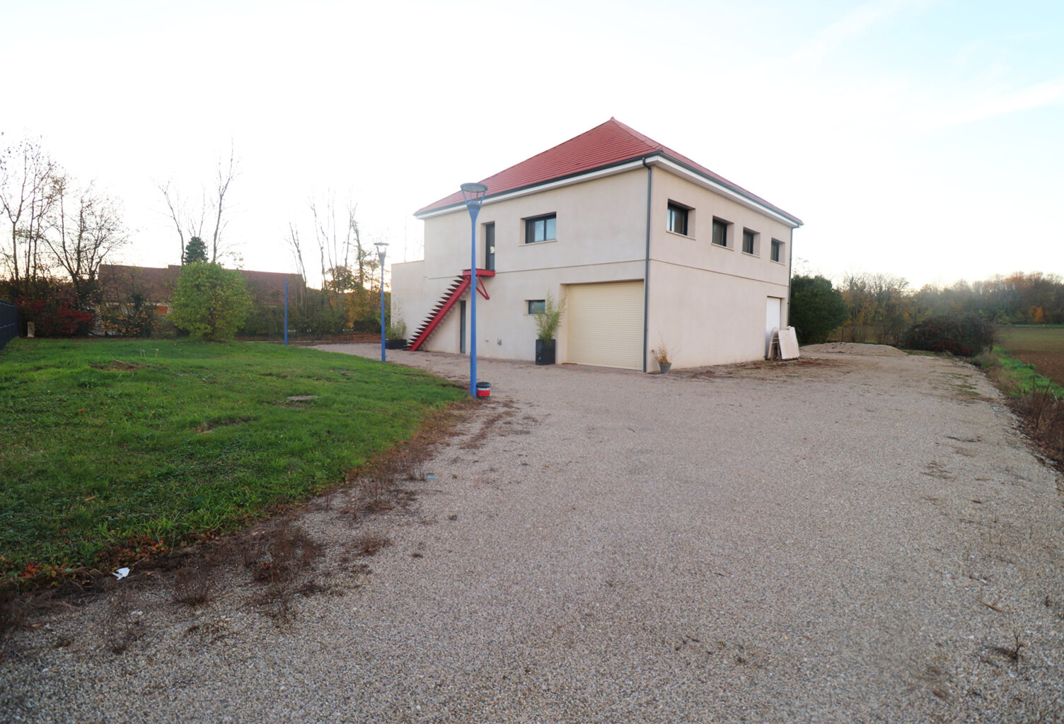 Grand bâtiment disposant de 3 grands garages et de 2 apparte — photo 1
