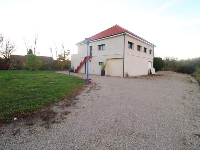 Grand bâtiment disposant de 3 grands garages et de 2 apparte — photo du bien