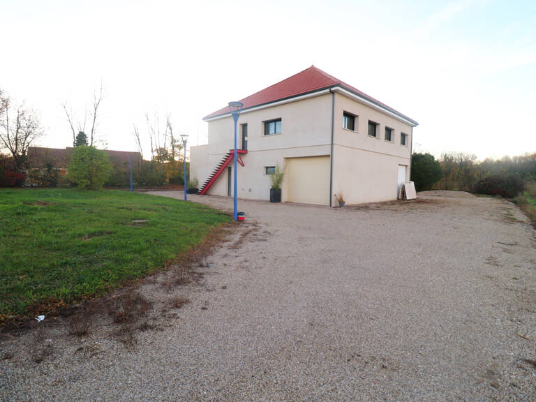 Grand bâtiment disposant de 3 grands garages et de 2 apparte — photo 1