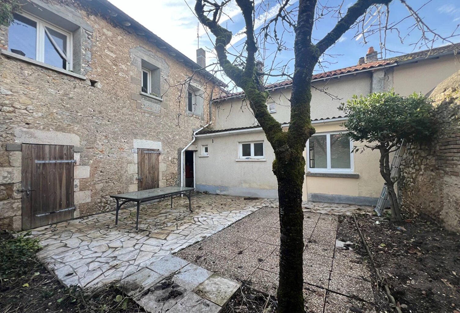 Ensemble immobilier à Lussac-les-Châteaux .Idéal investisseur — photo 1
