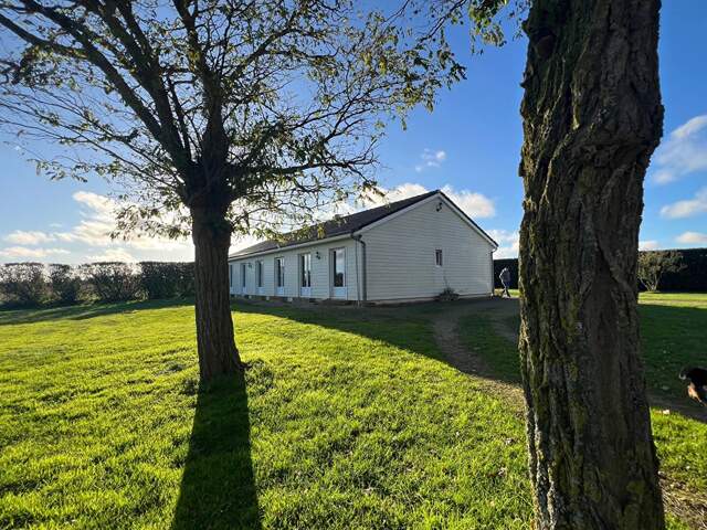 Maison de plain-pied 144 m² !  Grand terrain de 10 420 m² et dépendances — photo du bien