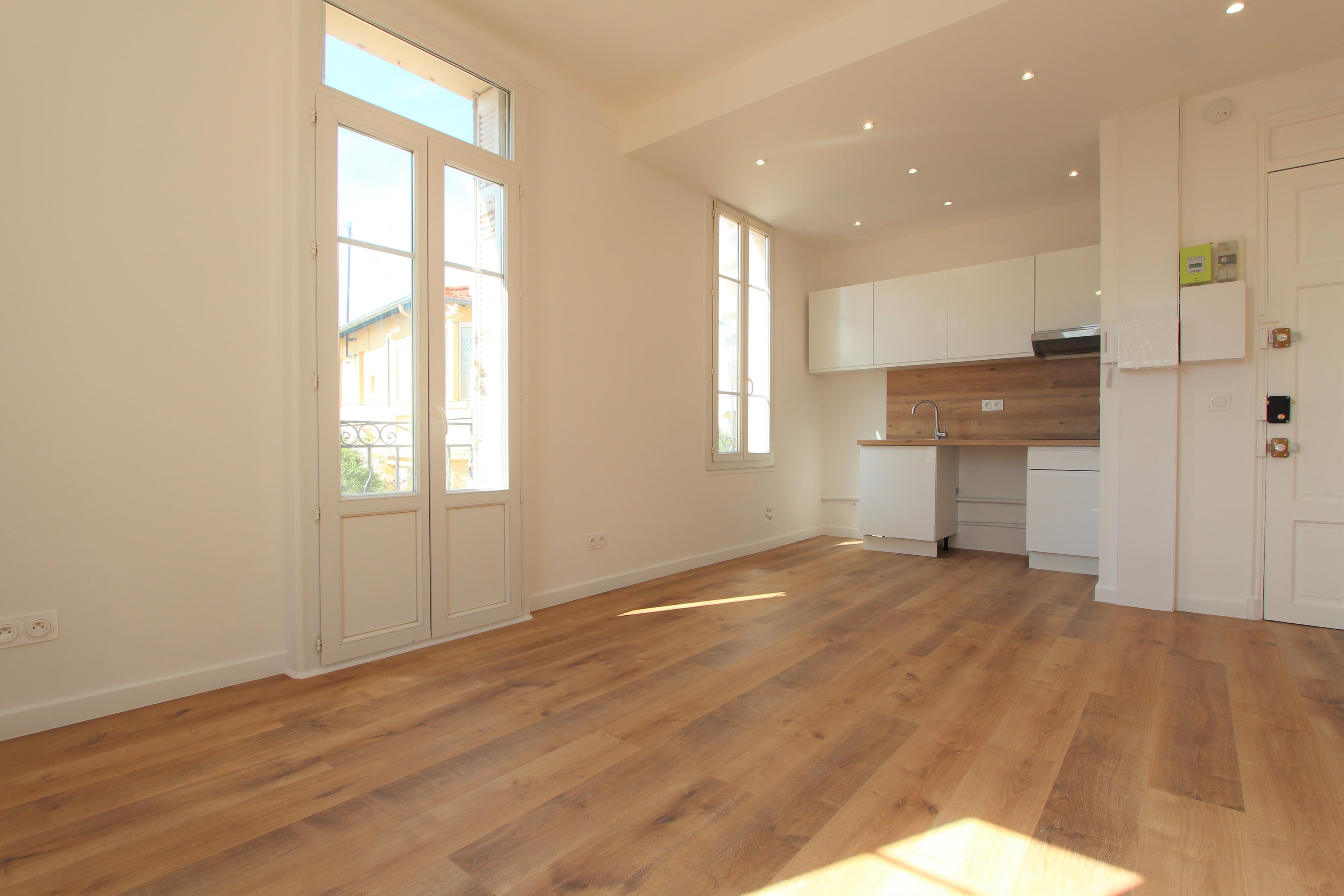 A LOUER - CANNES - 2 PIECES - CALME - RENOVE - CLIM - DOUBLE VITRAGE - CAVE