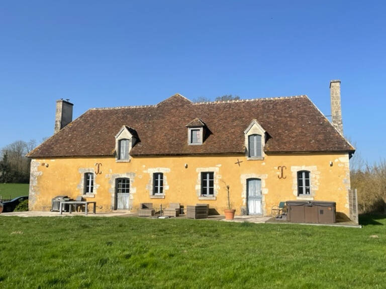 Cour Maugis sur Huisne, ancien logis du XVII ème avec ses co — photo 1
