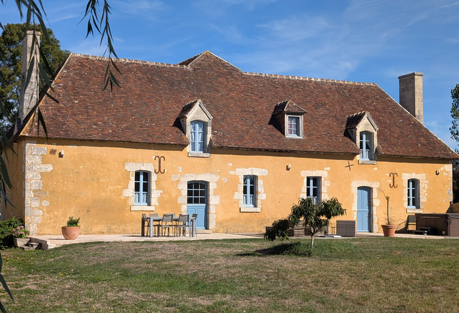 Cour Maugis sur Huisne, ancien logis du XVII ème avec ses co — photo 1