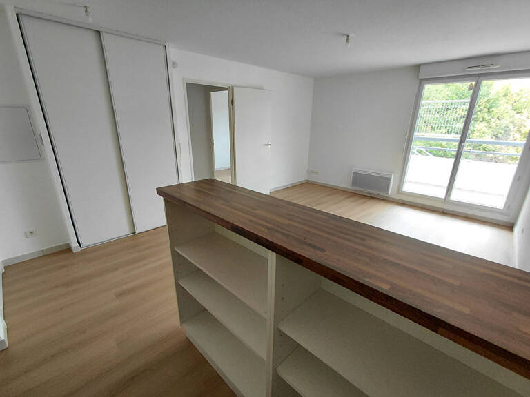 Appartement T2 vendu libre avec terrasse et parking — photo 1