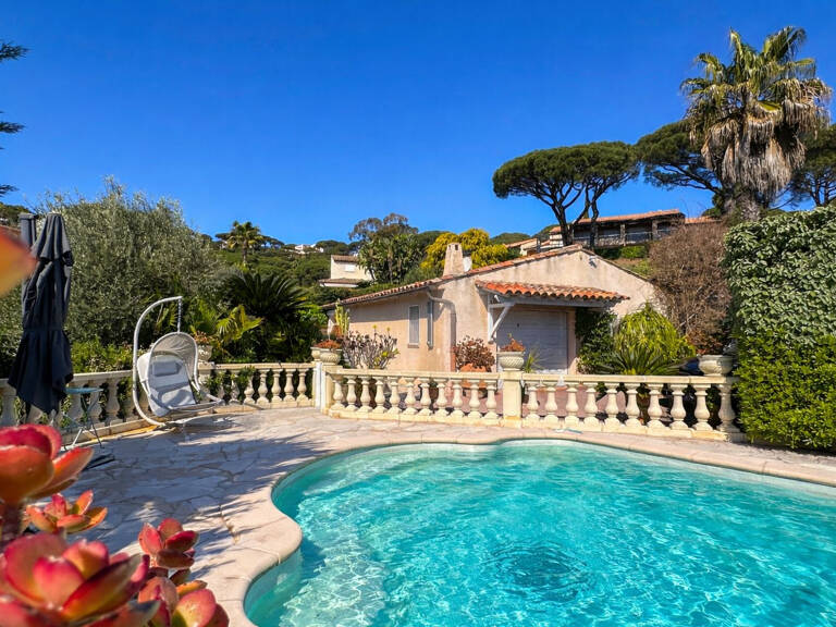 VILLA AVEC PISCINE GARAGE CAR PORT JOLI JARDIN PAYSAGÉ, À PIEDS DES PLAGES DE SAINTE-MAXIME LA NARTELLE — photo 1