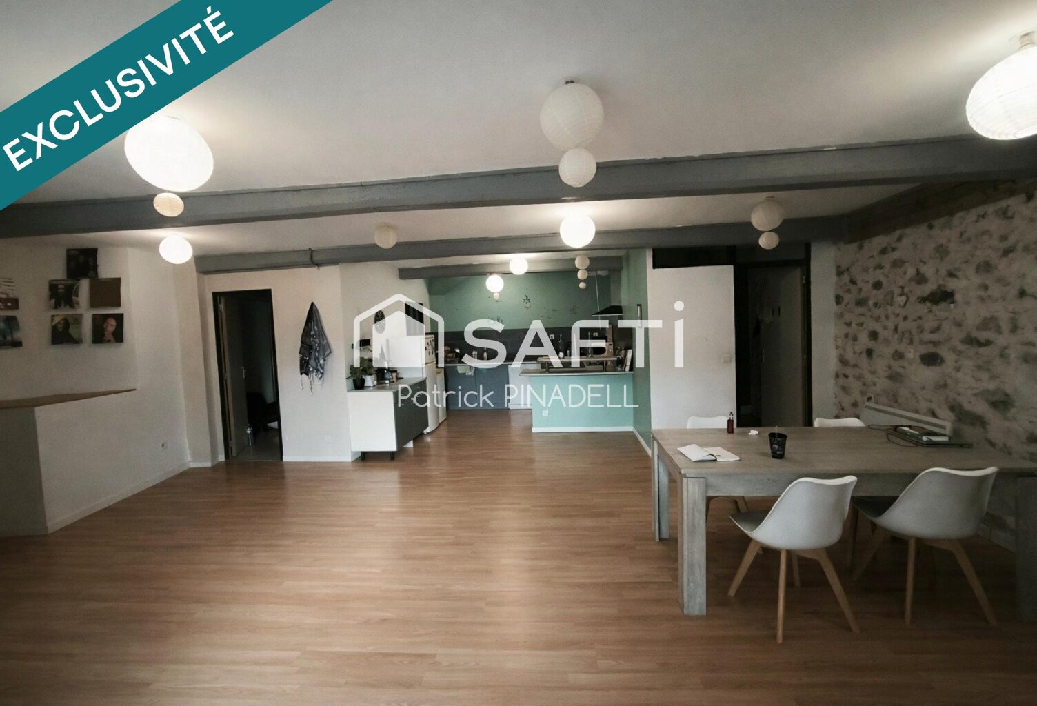 Maison d'habitation en trois faces, avec deux logements : un T5 avec quatre chambres, grande pièce de vie et T2 loué à l'année avec entrée indépendante — photo 1