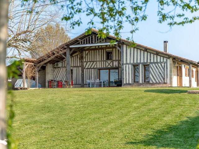 Maison en pierre de 8 pièces principales — photo du bien