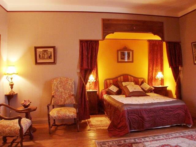 Maison en pierre de 7 pièces principales — photo du bien