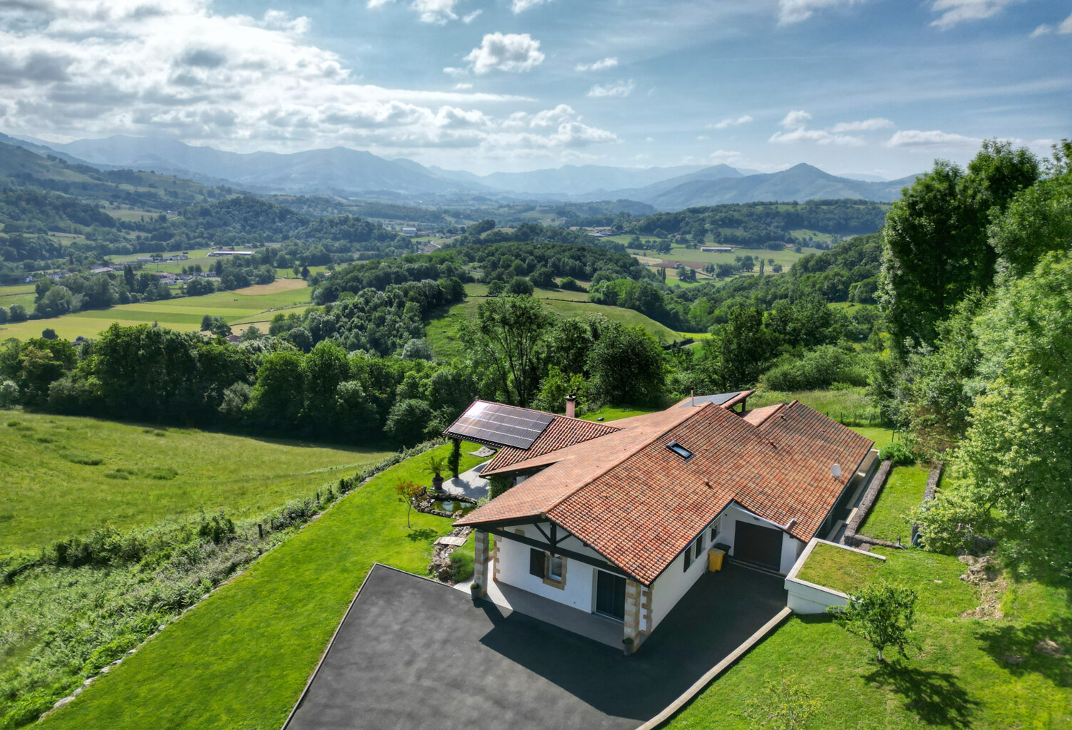 Magnifique maison avec piscine et vue sur les montagnes — photo 1