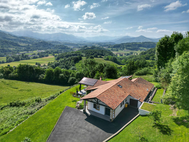 Magnifique maison avec piscine et vue sur les montagnes — photo 1