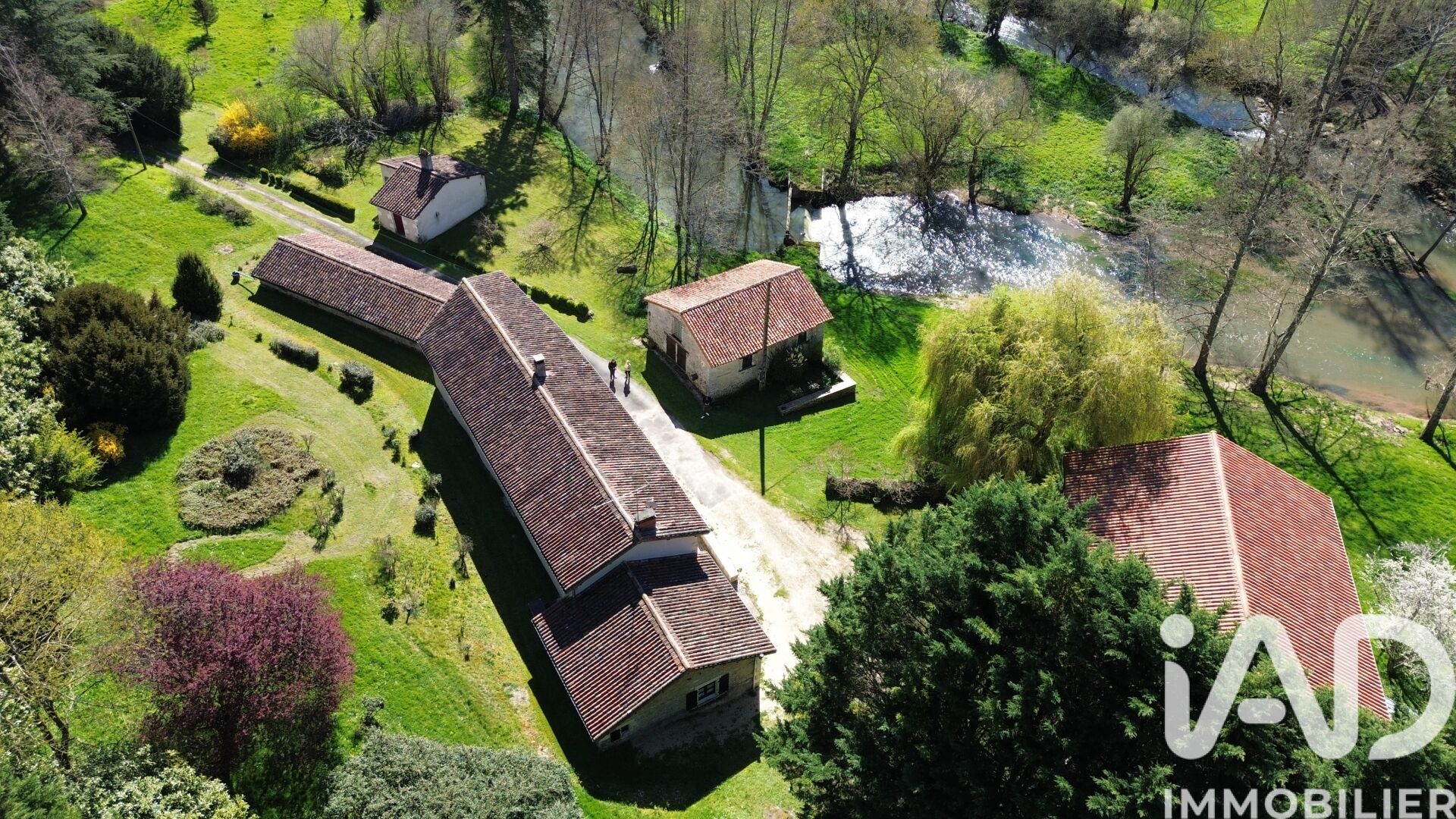 Charroux - 230m² - 8p. - 5ch.