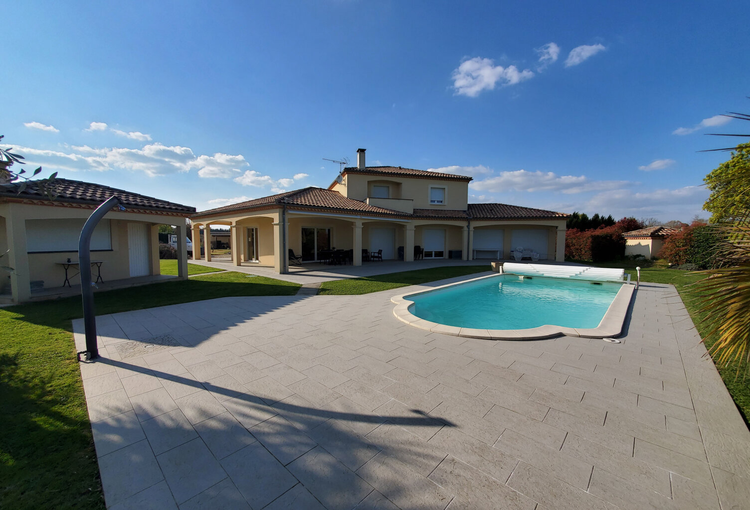 Rare, bien d'exception, magnifique villa avec piscine et dépendances — photo 1