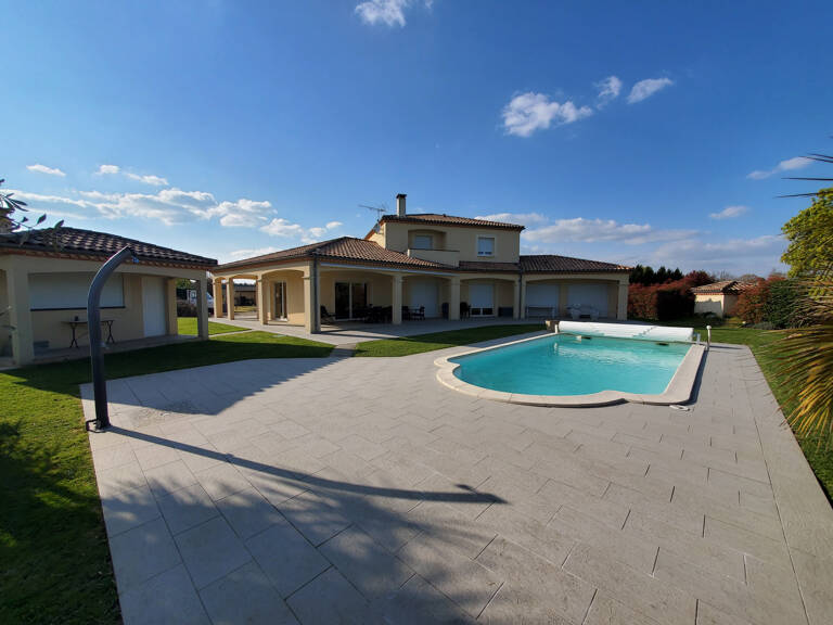 Rare, bien d'exception, magnifique villa avec piscine et dépendances — photo 1