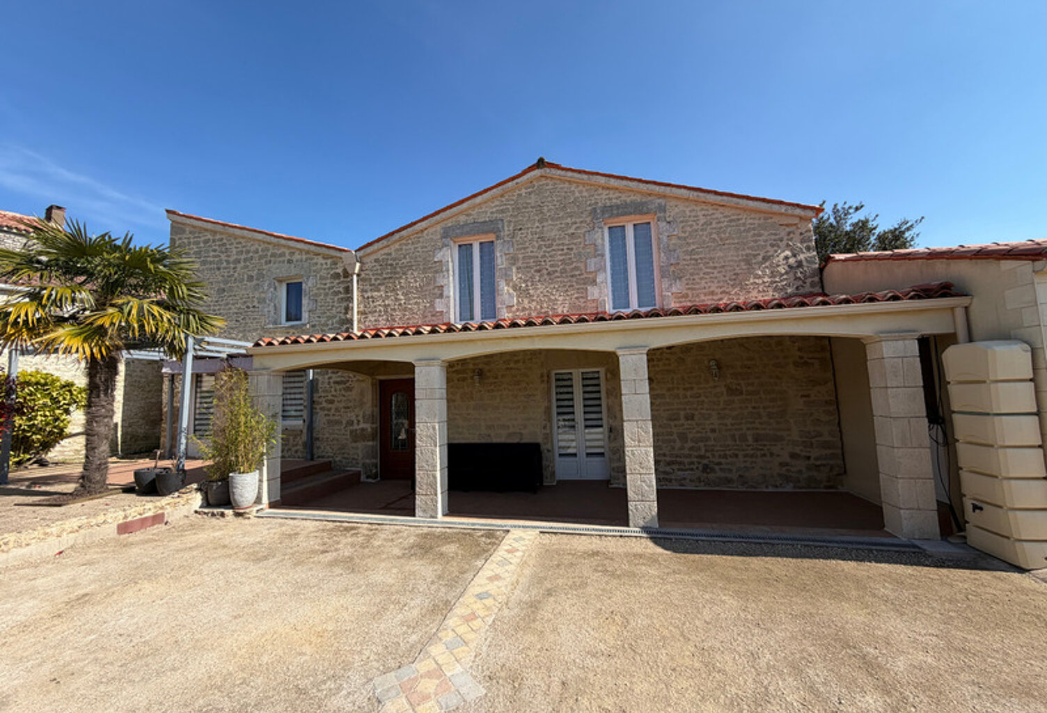 SAINT MICHEL LE CLOUCQ (85) 5 MIN FONTENAY LE COMTE MAISON PIERRES RENOVEE 5 CHAMBRES GARAGE ET JARDIN — photo 1