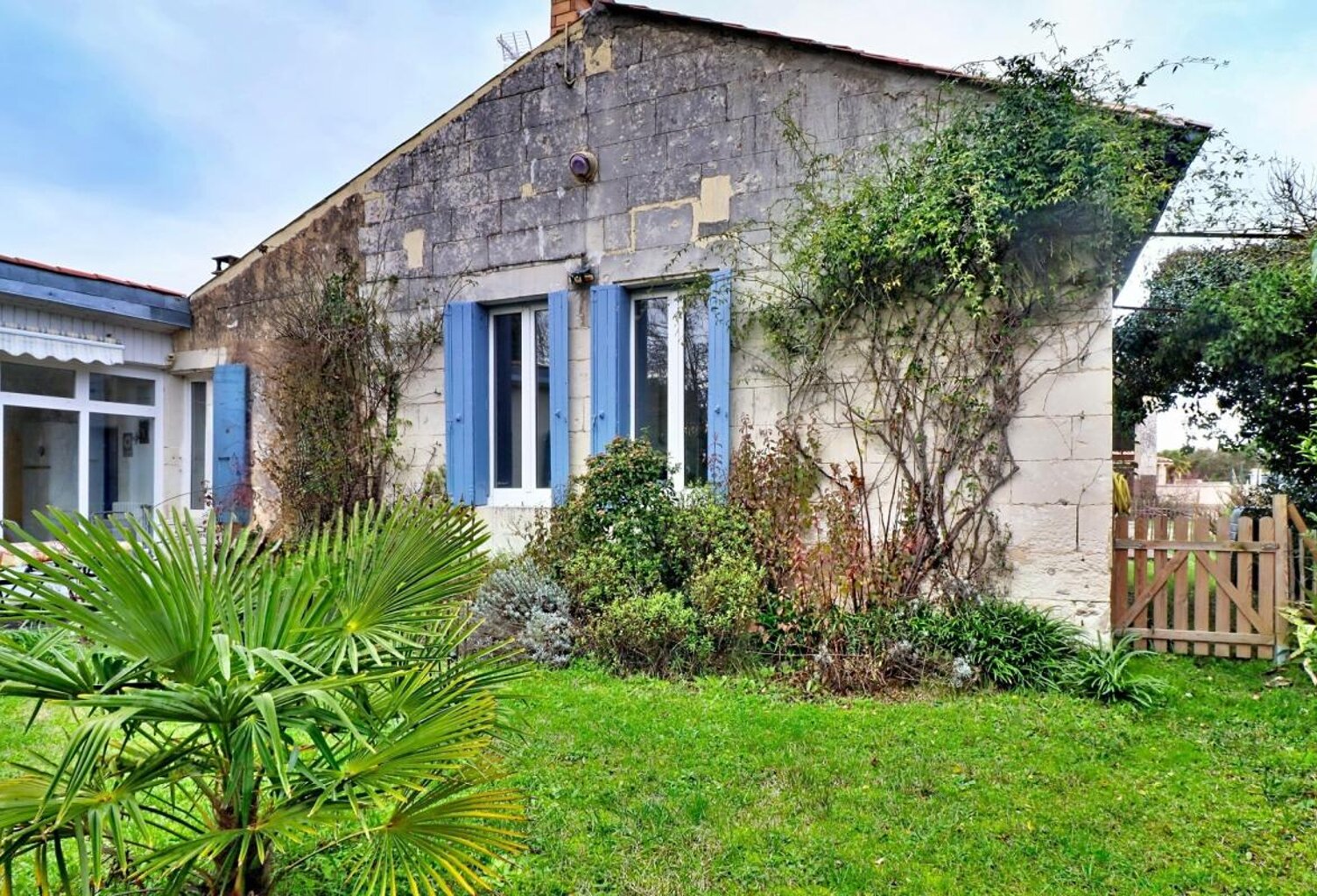 Maison de caractère en pierre de 8 pièces, 5 chambres. 200 m²- DPE C , Saint-Dizant-du Gua — photo 1
