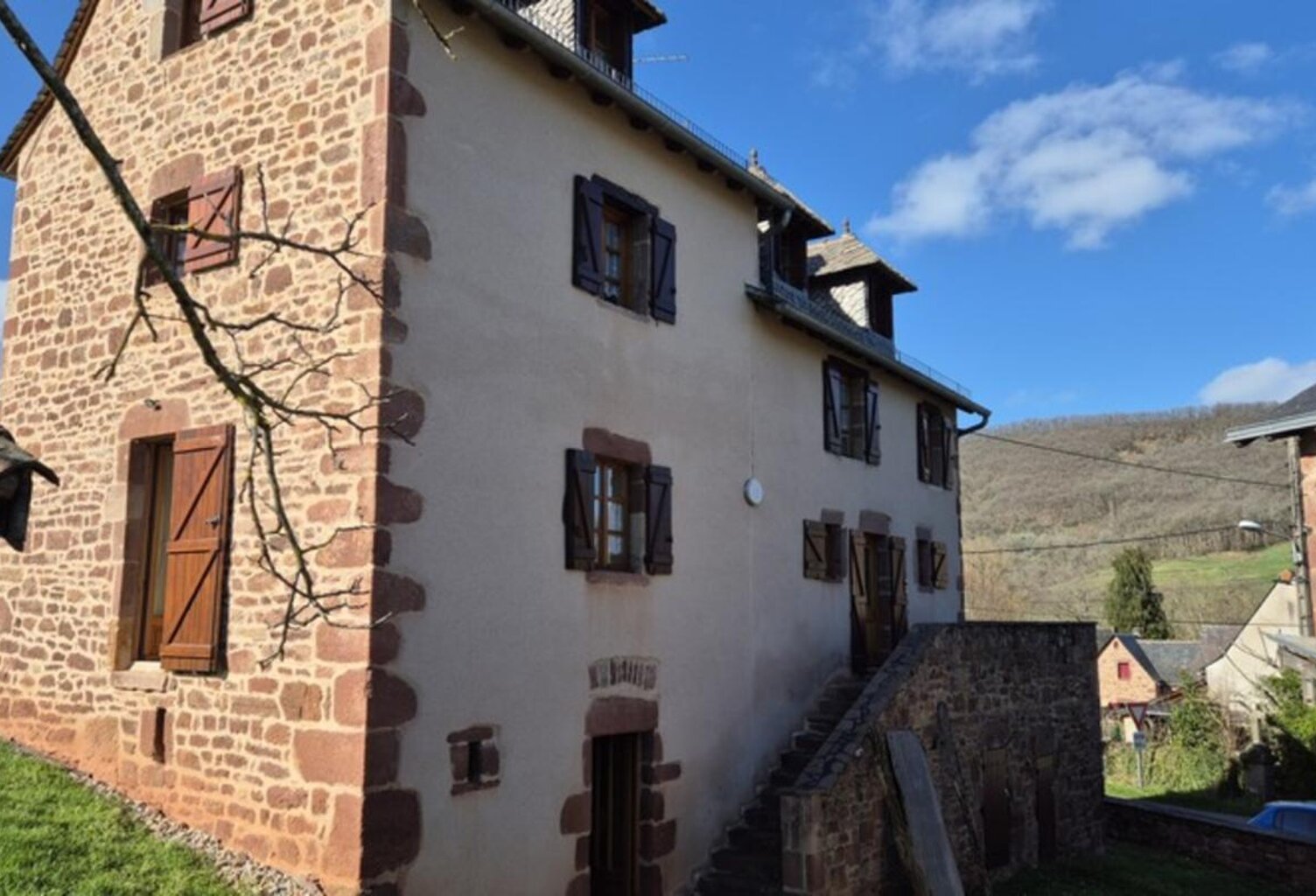 Maison de caractère avec grange, cave voûtée et terrain de 1,4 ha — photo 1