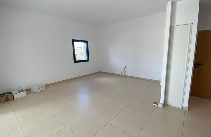 Appartement T2  haut de gamme, terrasse et parkings, entre C — photo 3
