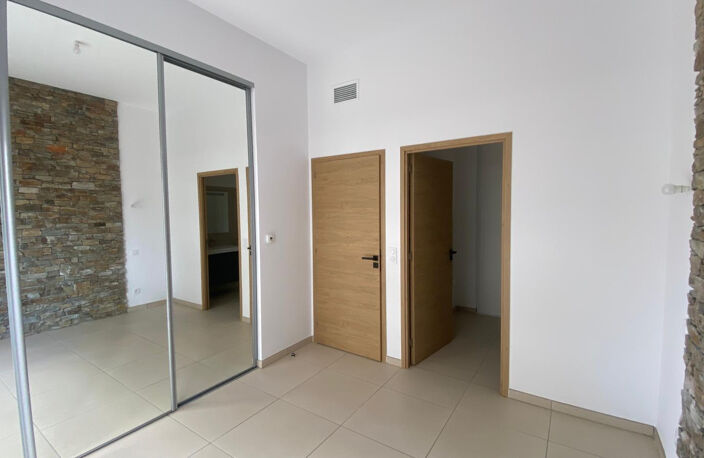 Appartement T2  haut de gamme, terrasse et parkings, entre C — photo 4