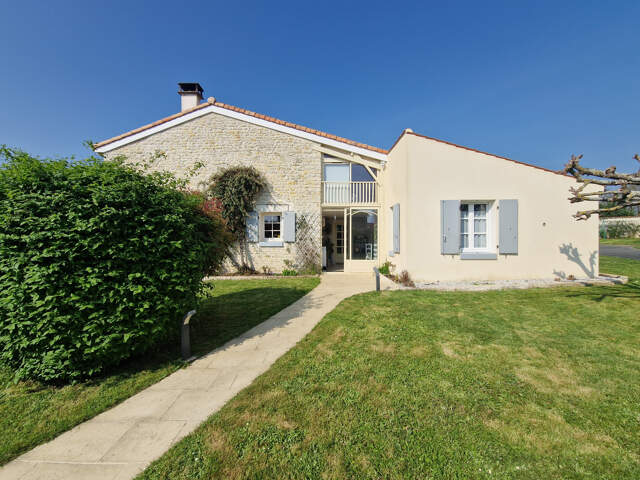Maison à vendre 3 pièces SAINT - LOUP (17)- Piscine - Garage - Jardin — photo du bien