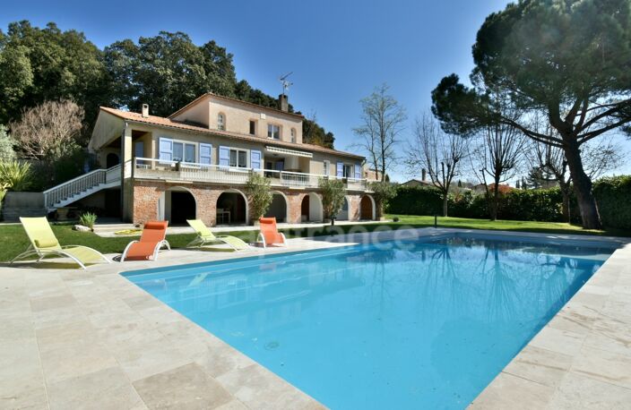 PEYRUIS (04) Villa de 247 m2 avec piscine édifiée sur une parcelle de 2400 m2 — photo 2