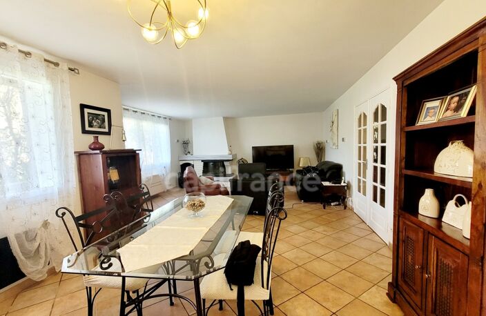 PEYRUIS (04) Villa de 247 m2 avec piscine édifiée sur une parcelle de 2400 m2 — photo 5