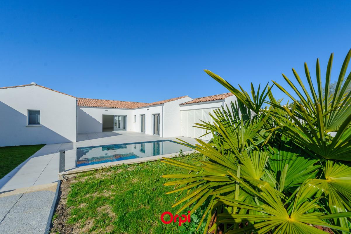 Villa / Maison  T5 à vendre Ferrières 17170