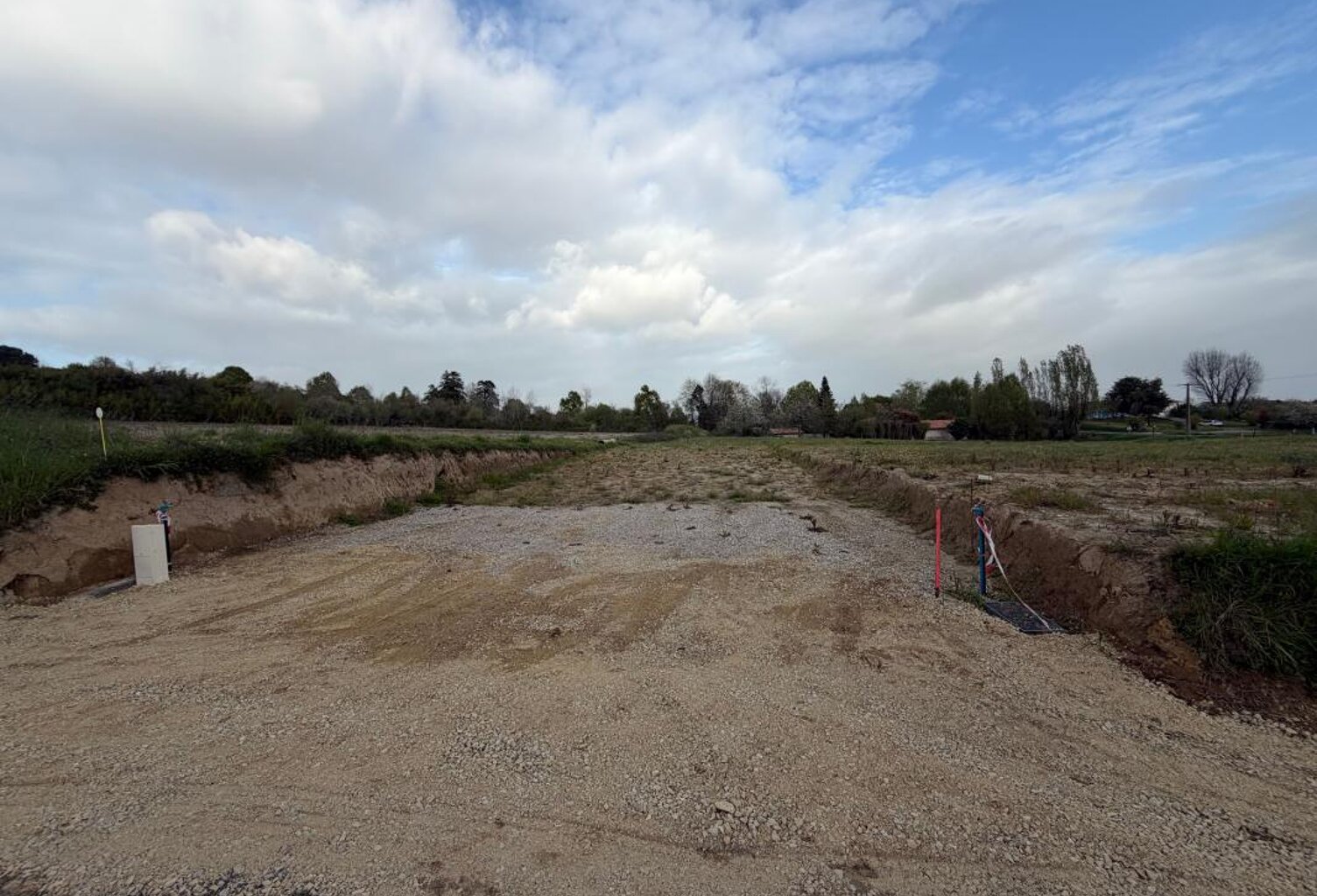Terrain  de 1705 m² entièrement viabilisé — photo 1