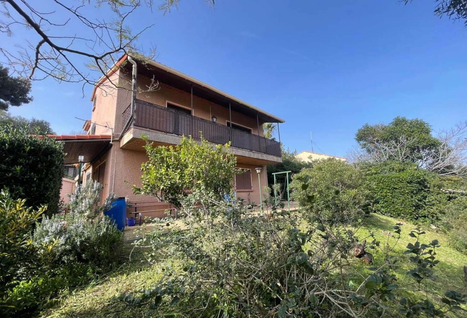 A VENDRE SIX-FOURS-LES-PLAGES 83140 SUPERBE VILLA AVEC 2 APPARTEMENTS — photo 1