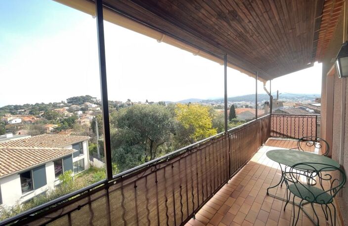 A VENDRE SIX-FOURS-LES-PLAGES 83140 SUPERBE VILLA AVEC 2 APPARTEMENTS — photo 3