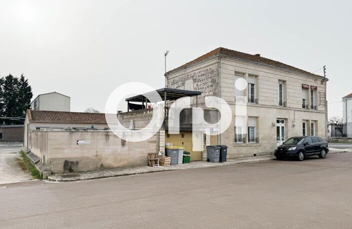 MURS ET FONDS DE COMMERCE – HÔTEL-RESTAURANT À ROCHEFORT — photo 2