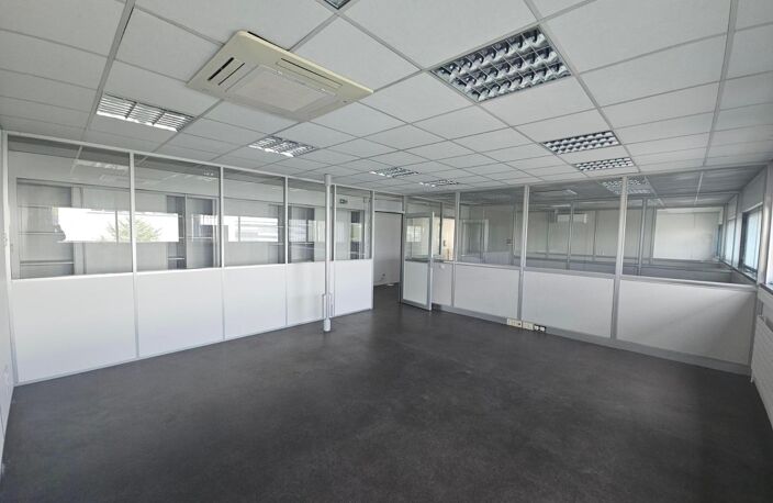 Location bureau  500 m² à Saint-Pierre-des-Corps (37700) — photo 4