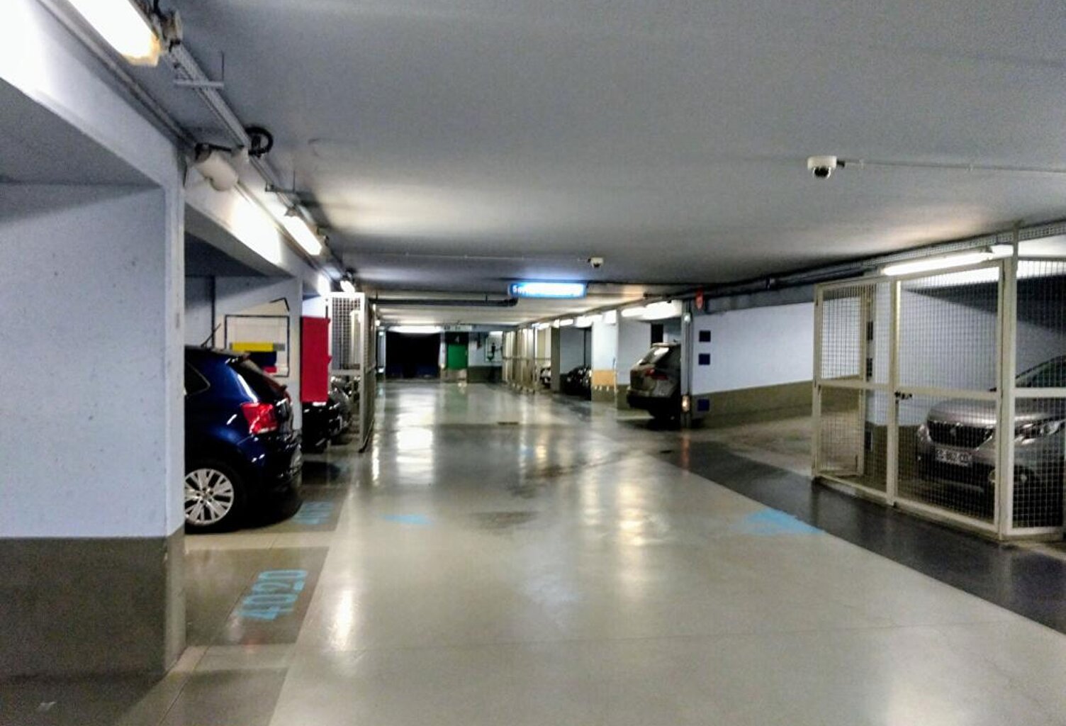 Grande place dans un parking sécurisé face à la Maison de la Radio — photo 1