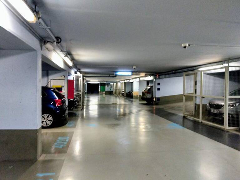 Grande place dans un parking sécurisé face à la Maison de la Radio — photo 1