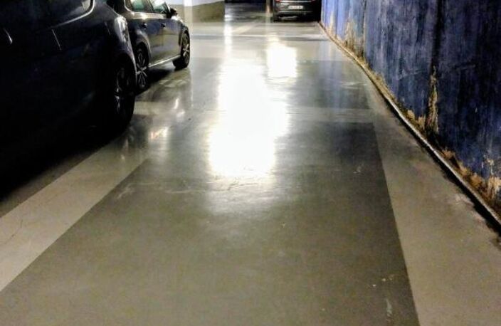 Grande place dans un parking sécurisé face à la Maison de la Radio — photo 2