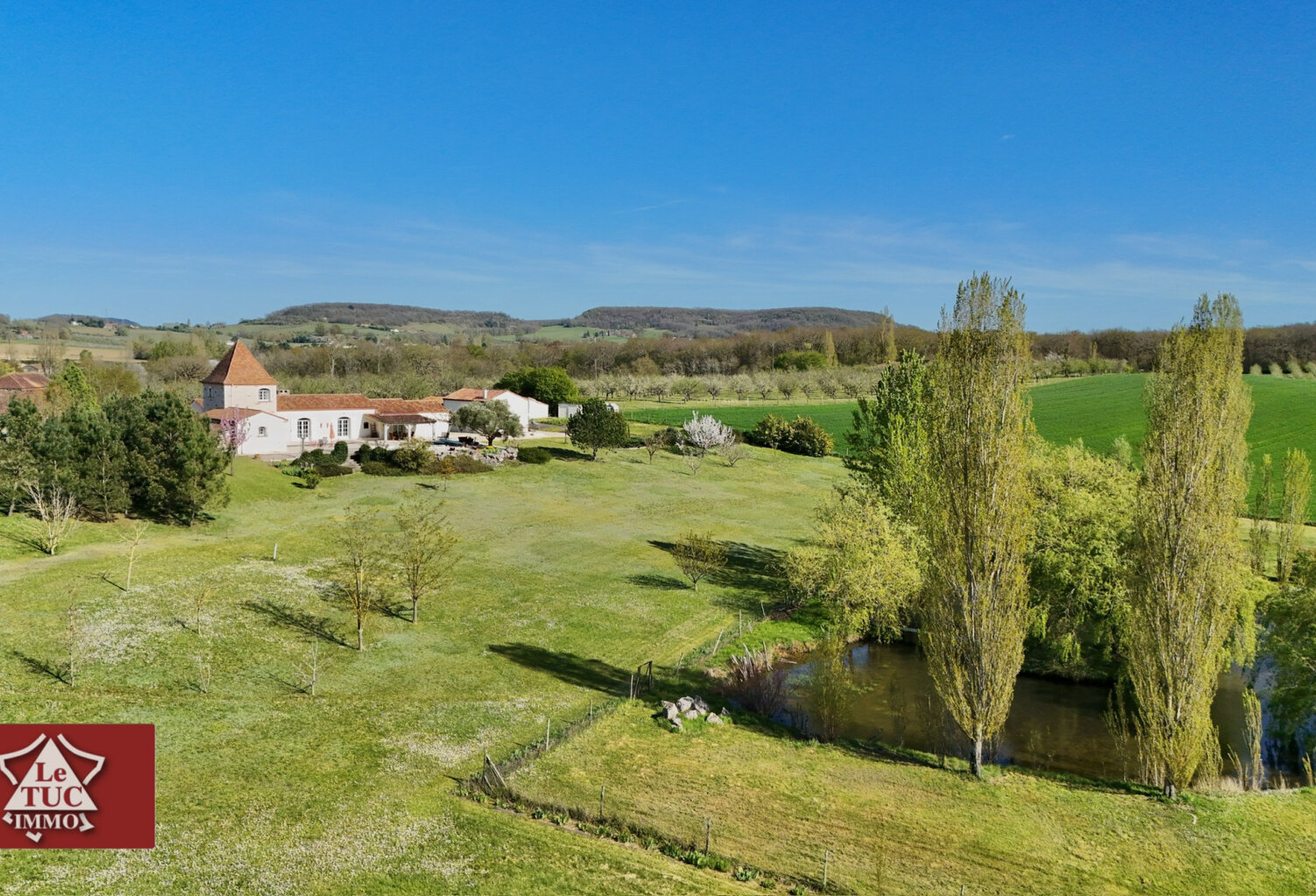 Propriété contemporaine avec lac et maison d'amis. — photo 1
