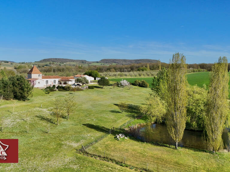 Propriété contemporaine avec lac et maison d'amis. — photo 1